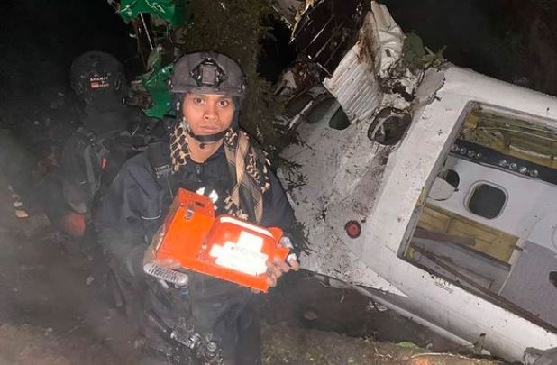 Foto-Foto Evakuasi Black Box dan 3 Jenazah Kru Pesawat Rimbun Air di Intan Jaya