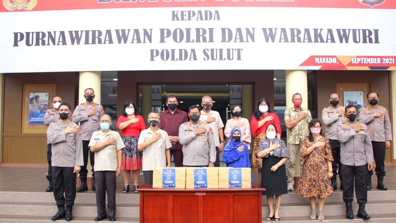 Polda Sulut Salurkan Bansos Purnawirawan dan Warakawuri Terdampak Pandemi Covid-19