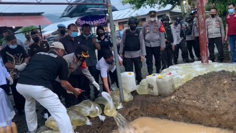 title Polres Bolmong Musnahkan Barang Bukti Miras dan Kimia Berbahaya Polres Bolmong Musnahkan Barang Bukti Miras dan Kimia Berbahaya