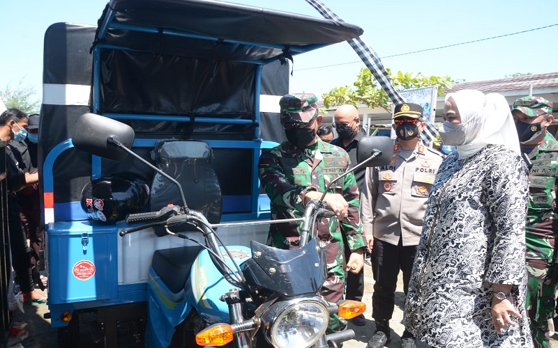 Vaksinasi Warga Desa Terpencil di Karawang, Pangdam Siliwangi Beri Kendaraan Roda 3