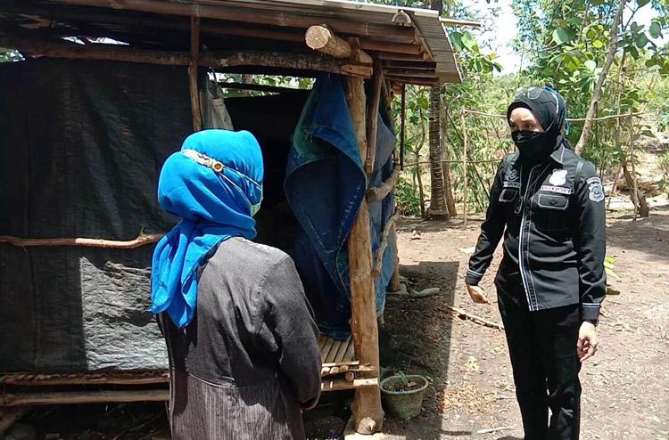 Terharu Lihat Warga Tinggal di Kandang Sapi, Polwan Polda DIY Bantu Belikan Tanah