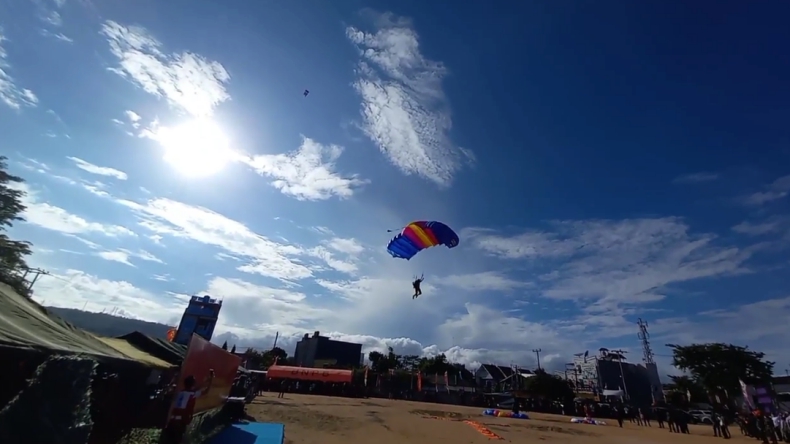 Aksi Terjun Payung Prajurit Marinir Meriahkan Serbuan Vaksinasi di Bandarlampung