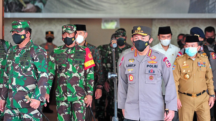 Panglima TNI dan Kapolri Tinjau Vaksinasi di Jambi - Bagian 1