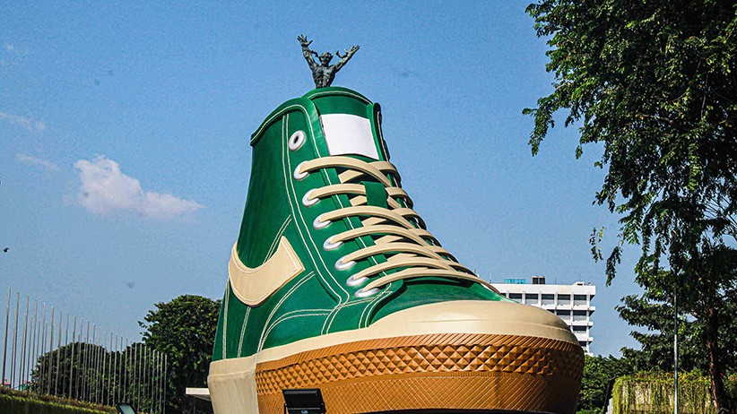 Sepatu Berukuran Raksasa Dipajang di Lapangan Banteng - Bagian 4