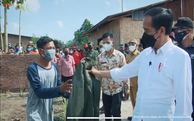 Jokowi Berikan Jaket Bomber ke Warga saat Kunjungi Sumut