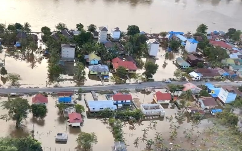 Gubernur  Sugianto Sabran Melakukan Pemantauan Banjir Melalui Udara