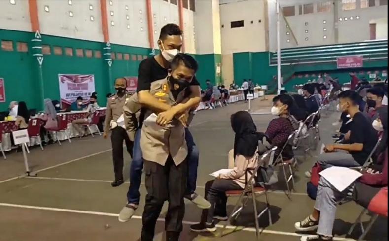Mengharukan, Kapolres Semarang Gendong Siswa Lumpuh saat Vaksinasi Massal