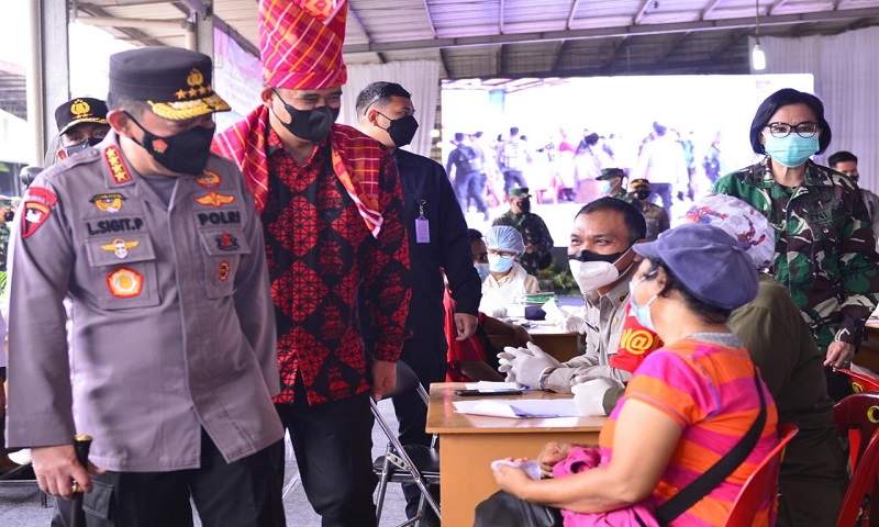 Tinjau Vaksinasi Serentak 31 Titik di Sumut, Kapolri: Target Harus Betul-Betul Dikejar