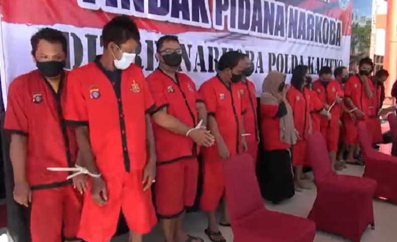 title Polisi Tangkap Pengedar Narkoba Jaringan Banjarmasin-Pontianak, Sita 1,3 Kg Sabu Polisi Tangkap Pengedar Narkoba Jaringan Banjarmasin-Pontianak, Sita 1,3 Kg Sabu