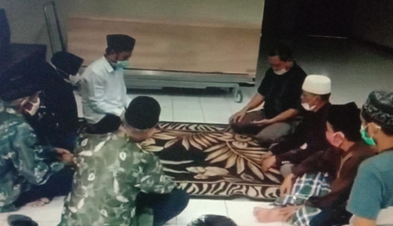 Mengharukan, Pasangan Pengantin di Banjar Nikah di Samping Jenazah Orang Tua