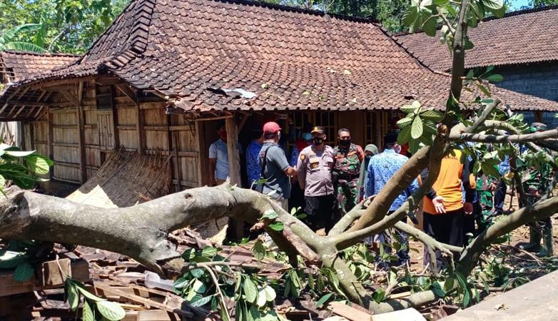  Puting Beliung Terjang 2 Desa di Kabupaten Semarang, 17 Rumah Rusak