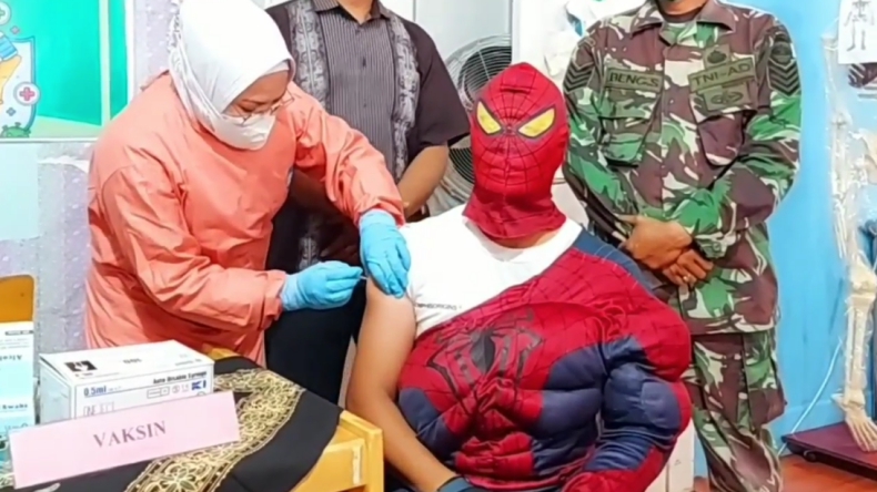 Ada Spiderman di Suntik Vaksin Covid-19 di Bukittinggi