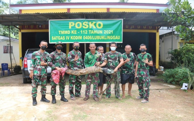 title Kisah 2 Prajurit TNI Tangkap Buaya yang Teror Warga Jelang Sholat Jumat Kisah 2 Prajurit TNI Tangkap Buaya yang Teror Warga Jelang Sholat Jumat
