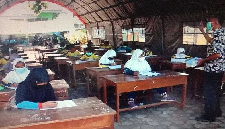 Ruang Kelas Ambruk, Murid SDN 2 Cangkoak Cirebon Belajar di Tenda Darurat