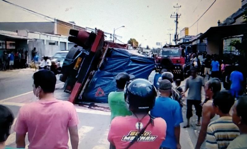 Truk Muatan Keramik Terguling Timpa Mobil hingga Ringsek di Purbalingga 