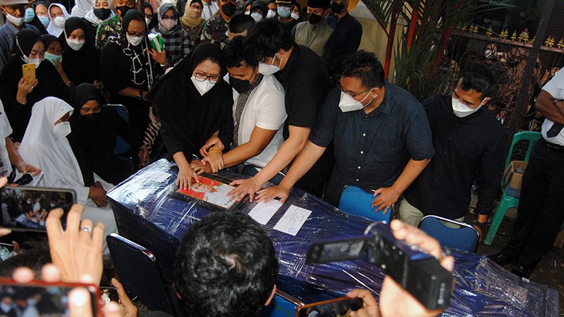 Suasana Haru Kedatangan Jenazah Pilot Rimbun Air di Rumah Duka - Bagian 1