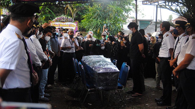 Suasana Haru Kedatangan Jenazah Pilot Rimbun Air di Rumah Duka - Bagian 2