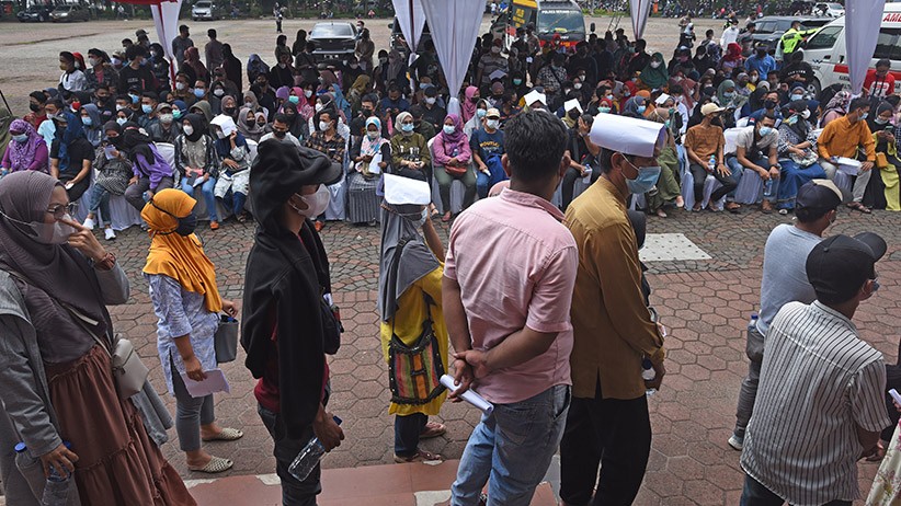 Antrean Vaksinasi Massal di Alun-Alun Serang - Bagian 2