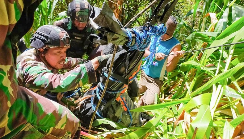Ditembaki KKB, Aparat Gabungan TNI-Polri Penuh Perjuangan Evakuasi Jenazah Nakes di Kiwirok