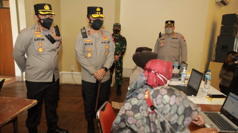 Tinjau Vaksinasi Covid-19 di Ponorogo, Kapolda Jatim Minta Warga Tetap Patuhi Prokes