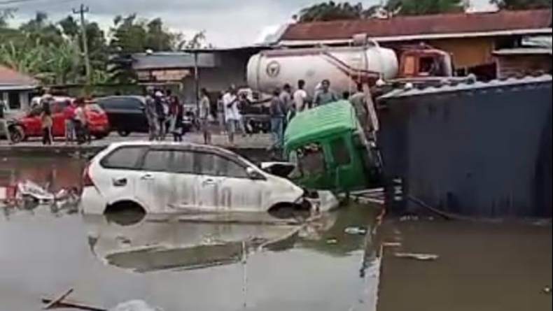 Kecelakaan Beruntun di Agam, Polisi: Truk Tronton Hindari Angkot yang Putar Balik