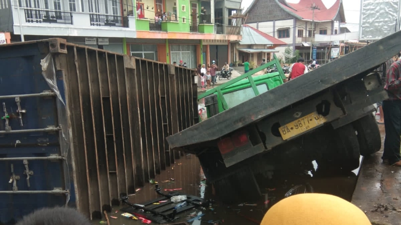 Kecelakaan Beruntun di Agam, Begini Penampakan Truk Tronton dan Avanza Masuk ke Kolam
