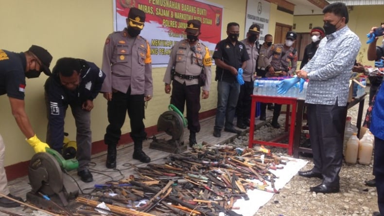 Polres Jayawijaya Musnahkan Hampir 1.000 Senjata Tajam Sitaan