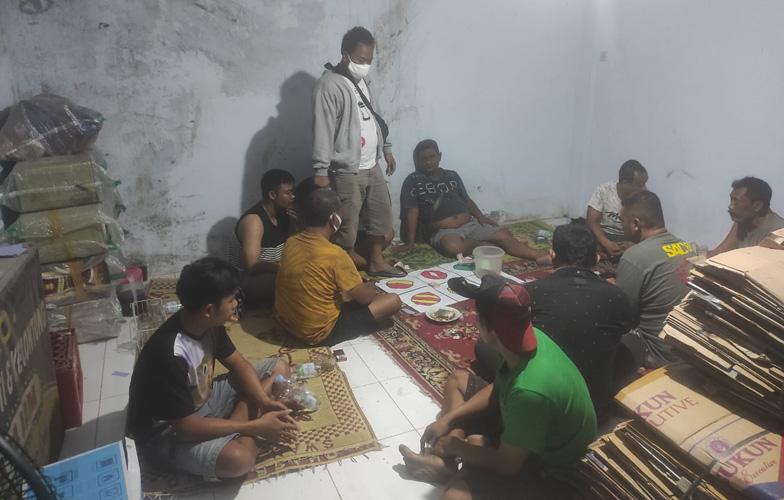 Asyik Berjudi Dadu di Gudang, 6 Warga Klaten Ditangkap Polisi
