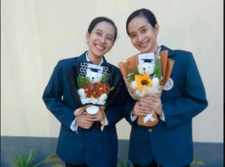 Cerita Duo Kembar Andani-Andari Kompak Lulus Bareng dari Farmasi Unair