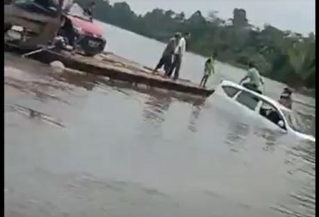 title Minibus Angkut 8 Orang Tenggelam di Sungai Pohara, Polisi: Mobil Diduga Rem Blong Minibus Angkut 8 Orang Tenggelam di Sungai Pohara, Polisi: Mobil Diduga Rem Blong