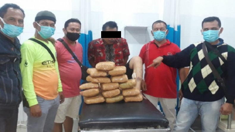 Pukul Petugas, Ayah-Anak Pengedar Ganja 10 Kg di Madina Ditangkap
