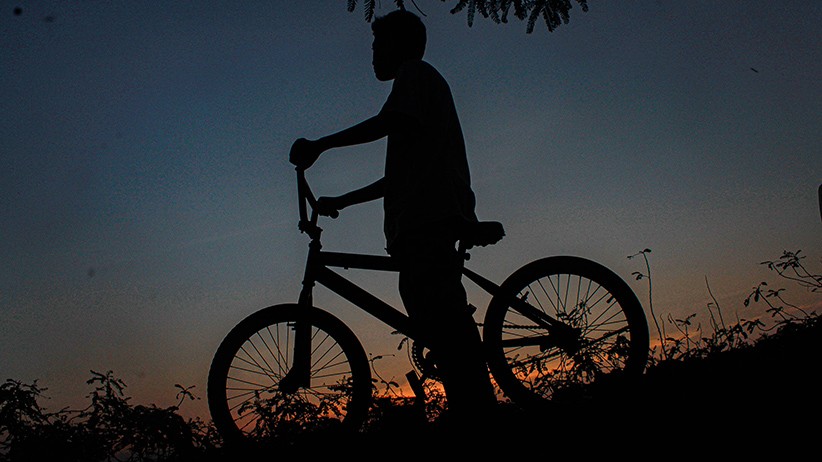 Bersepeda di Bawah Rindangnya Pohon Kawasan Waduk Rawa Badak - Bagian 1
