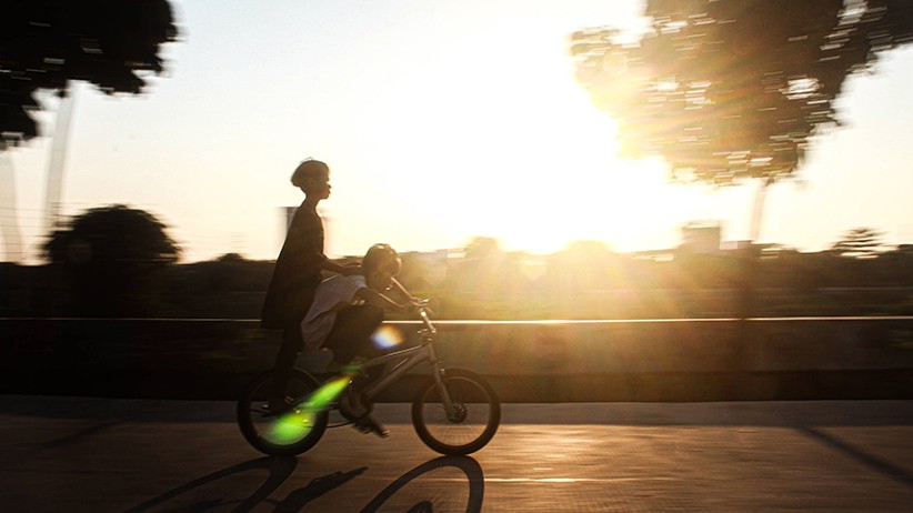 Bersepeda di Bawah Rindangnya Pohon Kawasan Waduk Rawa Badak - Bagian 2