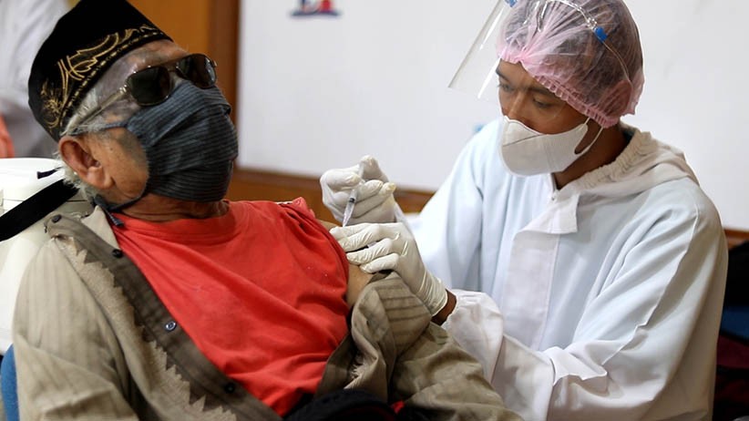 Puluhan Warga Tunanetra Ikuti Vaksinasi Covid-19  - Bagian 2