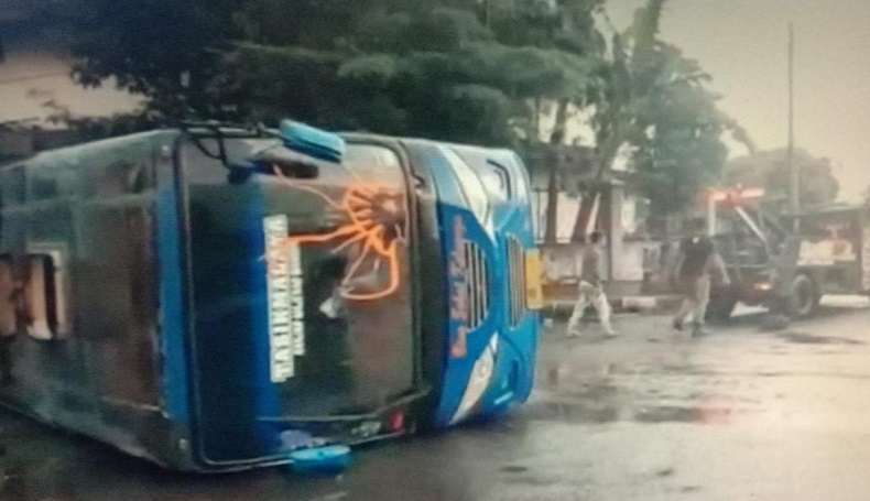Terobos Lampu Merah, Truk di Banjar Hantam Bus hingga Terguling, 4 Luka-luka