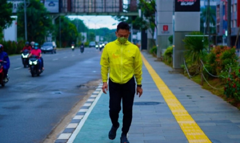 Melihat Aksi Wali Kota Pontianak Jalan Kaki Sendiri Menyusuri Kota