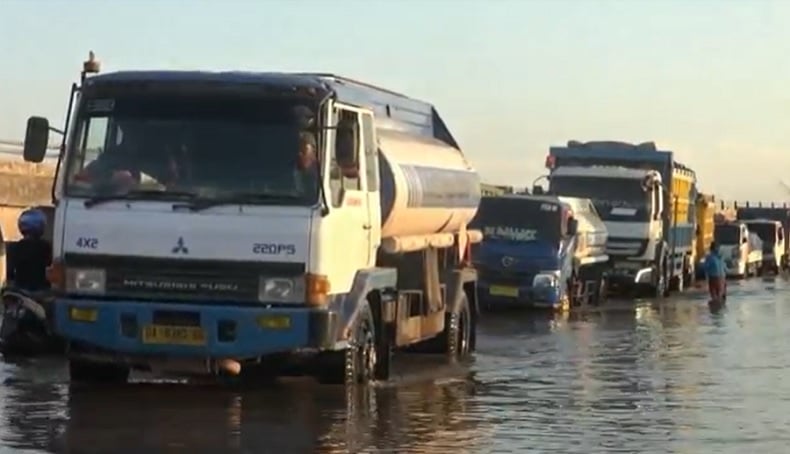 title Jalan Trans Kalimantan Tergenang Banjir, Antrean Kendaraan Membeludak Jalan Trans Kalimantan Tergenang Banjir, Antrean Kendaraan Membeludak