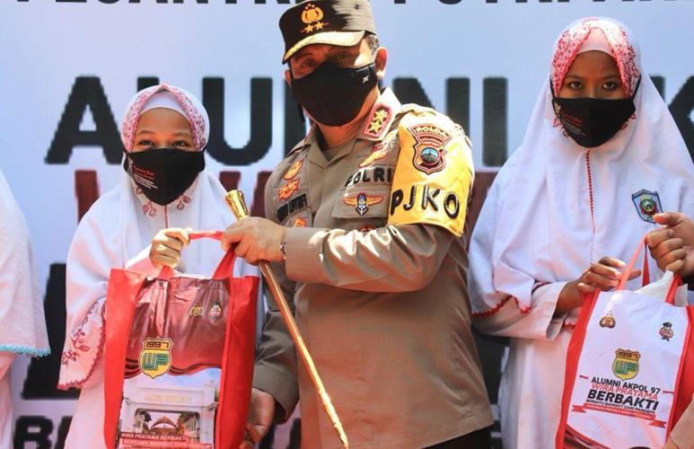  Kunjungi Ponpes Aris Kendal, Kapolda Jateng Salurkan Sembako Alumni Akpol 97 kepada Santri