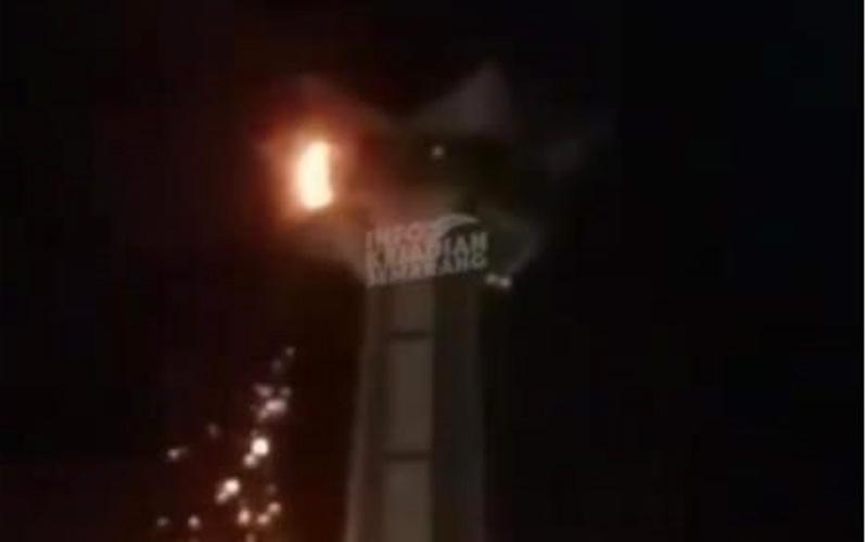 Menara Masjid Baiturrahman Semarang Terbakar, Hanguskan Jam Elektrik