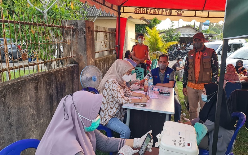 title Masuk Pantai Pasir Padi, Pengunjung Disuntik Vaksin Covid-19 Masuk Pantai Pasir Padi, Pengunjung Disuntik Vaksin Covid-19