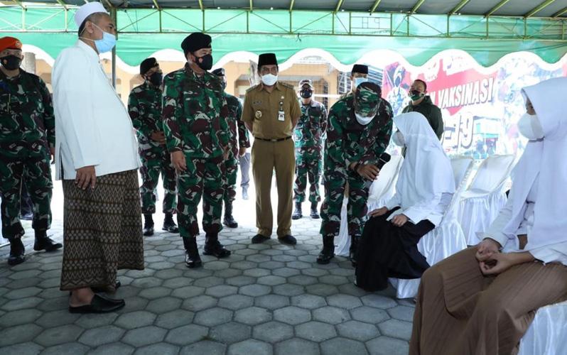 title 1.000 Santri di Ponpes Yajri Payaman Magelang Divaksin, Panglima TNI Minta Prokes Ditegakkan 1.000 Santri di Ponpes Yajri Payaman Magelang Divaksin, Panglima TNI Minta Prokes Ditegakkan