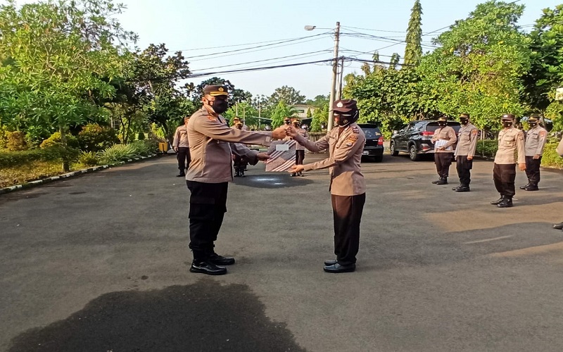 title Polwan Berhijab Ini Dapat Penghargaan usai Tangkap Perampok Bersenjata Polwan Berhijab Ini Dapat Penghargaan usai Tangkap Perampok Bersenjata