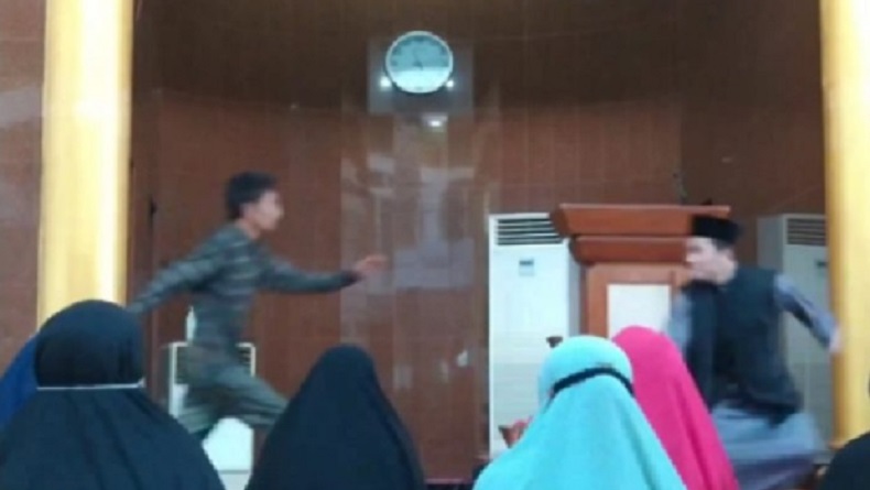 Ustaz di Batam Tiba-Tiba Diserang Pria saat Ceramah di Masjid 