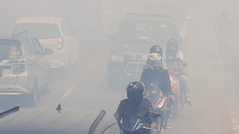 Kota Banjarbaru Tertutup Kabut Asap, Kebakaran Lahan Mendekati Permukiman Warga - Bagian 1