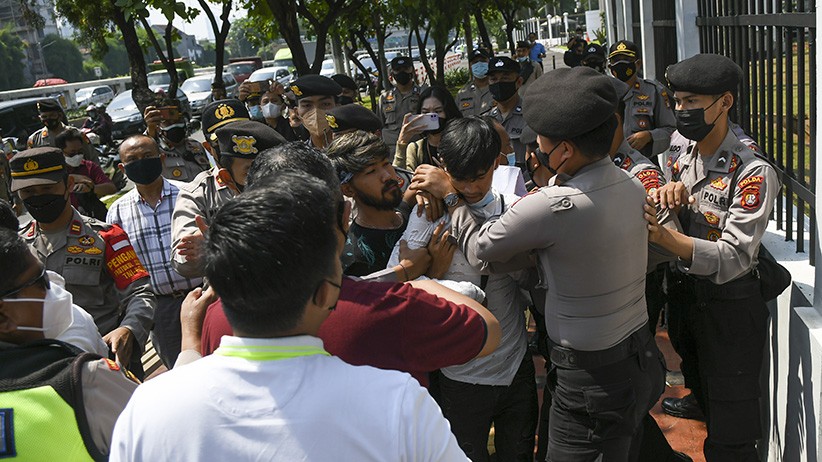 Aksi Pencari Suaka Asal Afghanistan Ricuh, Unjuk Rasa Dibubarkan Polisi - Bagian 2