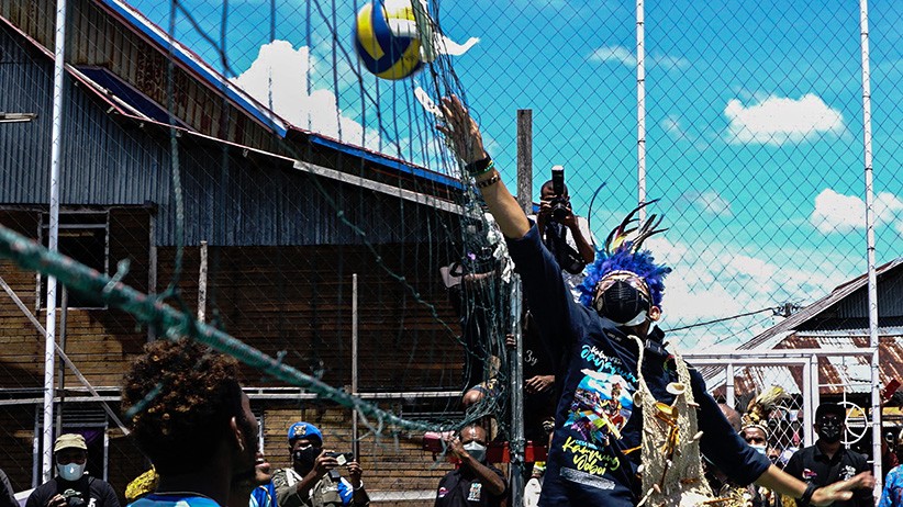 Momen Sandiaga Uno Berikan Jam Tangan Miliknya kepada Warga Kampung Yoboi Papua - Bagian 2