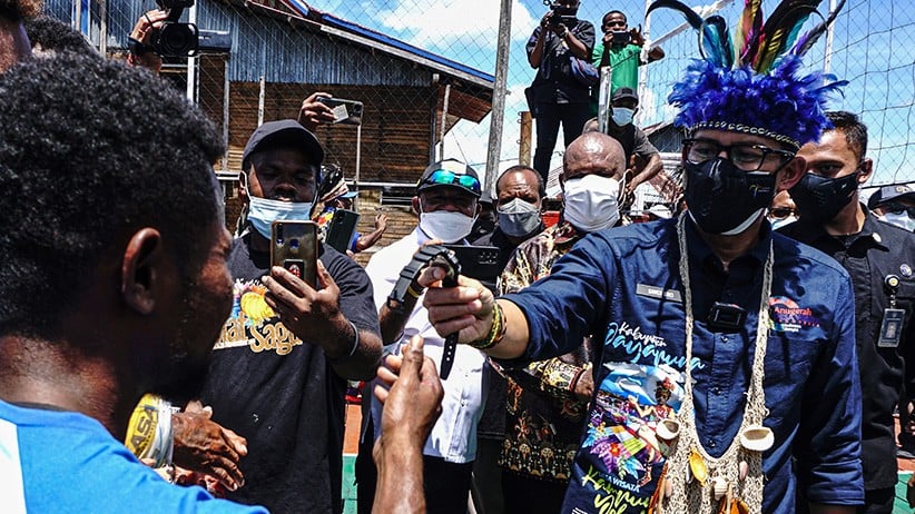 Momen Sandiaga Uno Berikan Jam Tangan Miliknya kepada Warga Kampung Yoboi Papua - Bagian 1