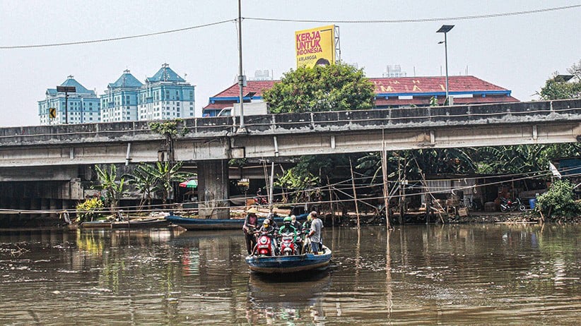 Perahu Eretan, Jasa Murah Membantu Warga Menyeberangi Kali Angke - Bagian 5