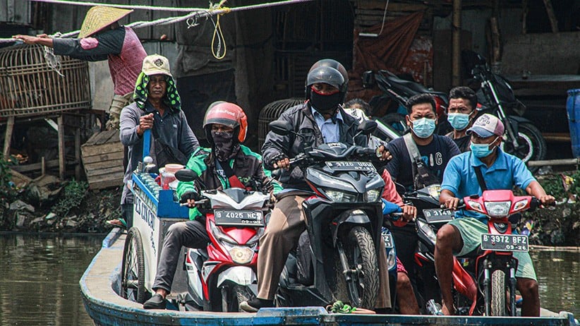 Perahu Eretan, Jasa Murah Membantu Warga Menyeberangi Kali Angke - Bagian 3