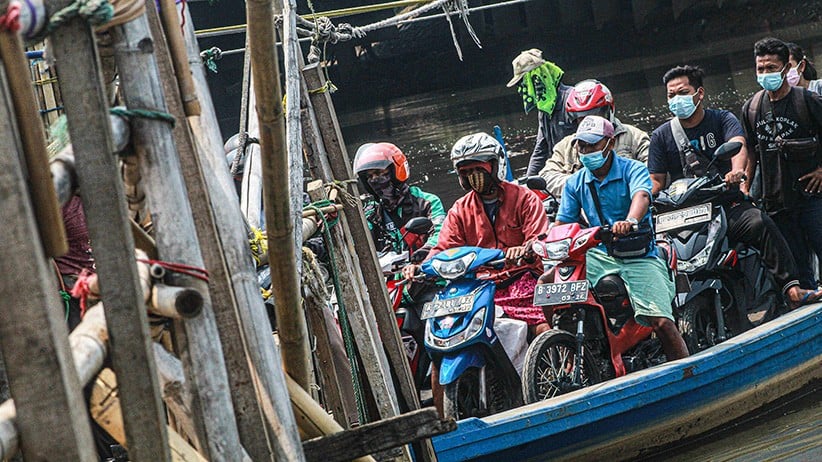 Perahu Eretan, Jasa Murah Membantu Warga Menyeberangi Kali Angke - Bagian 4